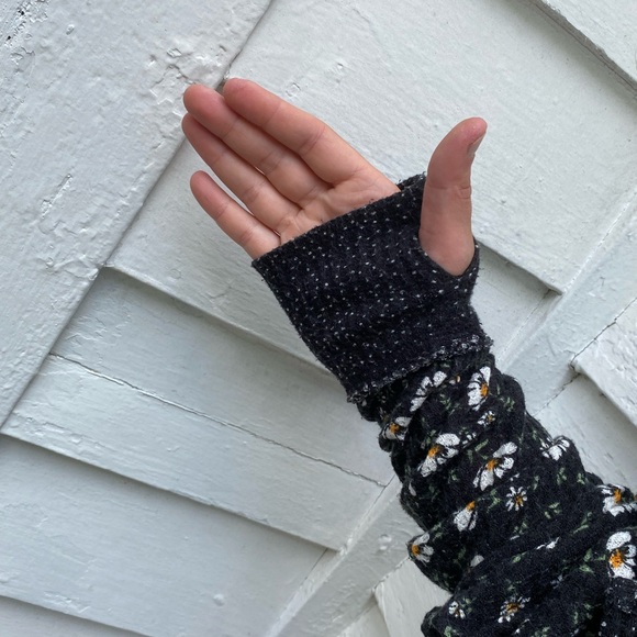 Black Floral Long Sleeve Soft Top Daisy - Picture 7 of 7